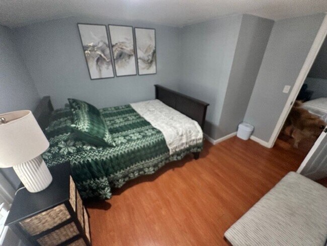 Building Photo - Nicely renovated 2Bd 2Ba house with large yard and pet friendly!! Available for a seasonal rental...