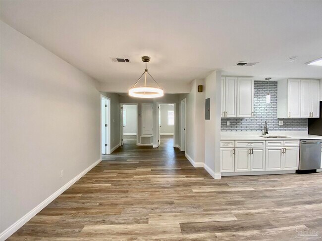 Building Photo - 402 Fairpoint Dr