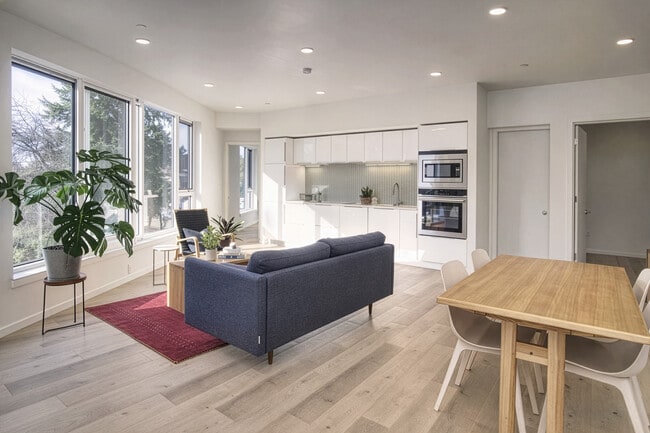 Building Photo - 2901 SW Canby Ct