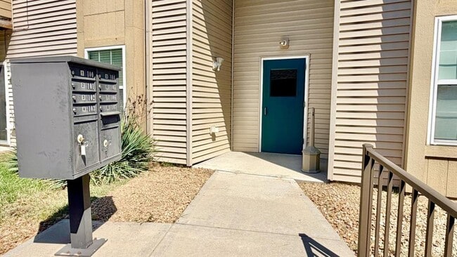 Building Photo - 1301 Tracy Ave