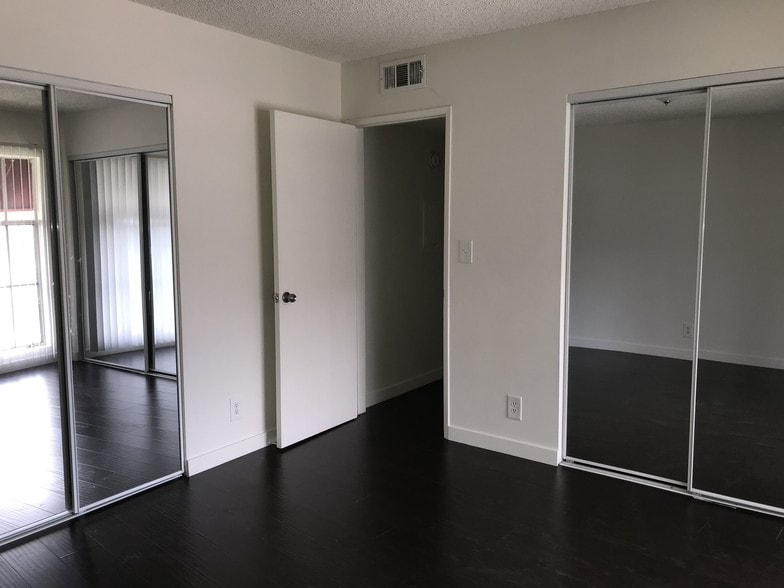 Building Photo - 20880 Ventura Blvd