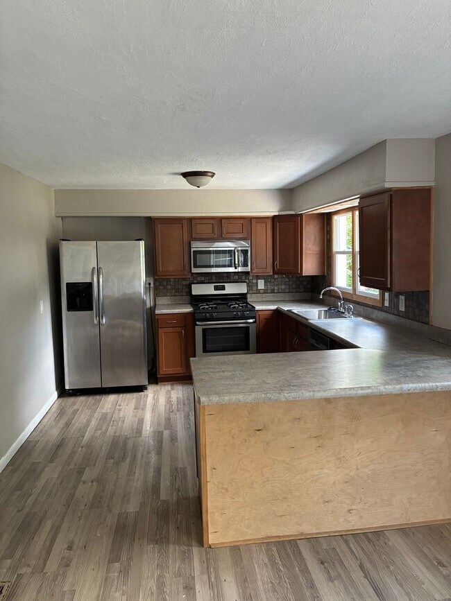 Building Photo - 1003 N Woodburn Ave