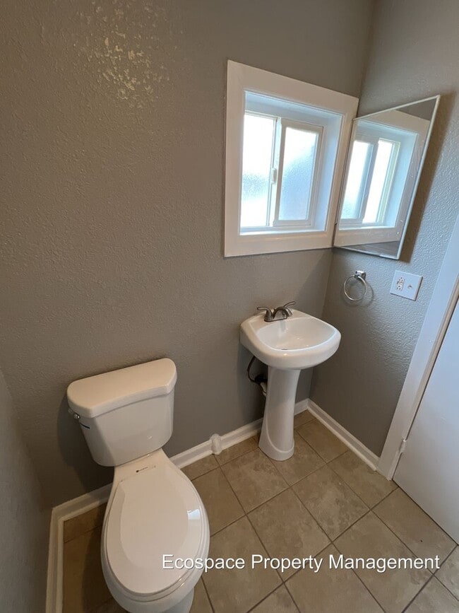 Building Photo - Backside Duplex in Park Hill Available!