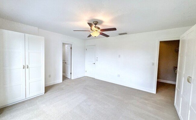 Building Photo - 13963 Lake Point Dr