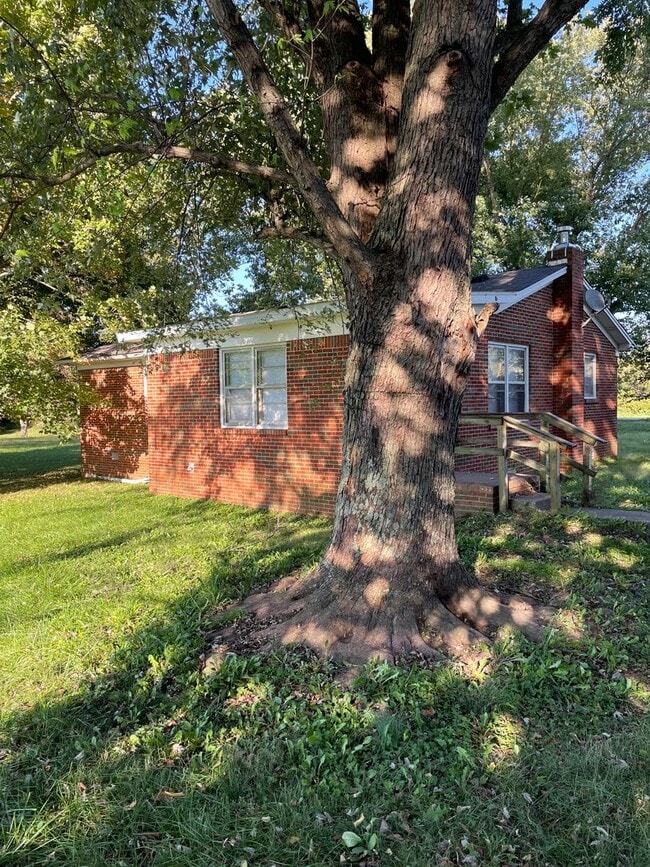 Building Photo - 3 bedroom 1 bath brick home in the country...