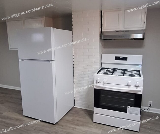 Building Photo - 1605 Pine St