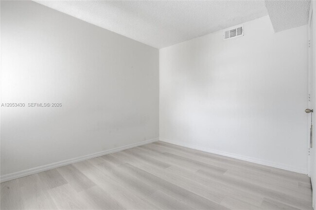 Building Photo - 2066 Madeira Dr