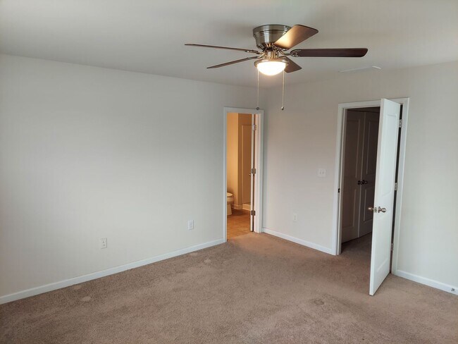 Building Photo - Stunning Townhome with Modern Finishes & Resort-Style Amenities – Available July 1!