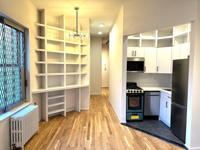 Building Photo - 605 W 112th St