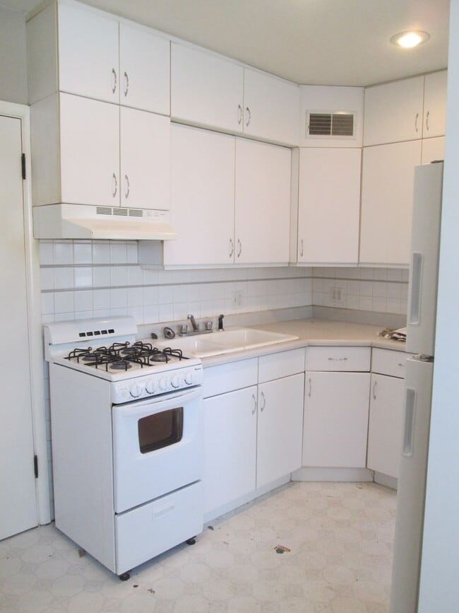 Building Photo - 2BR 2bath home close to downtown Iowa City, available August 1, 2023!