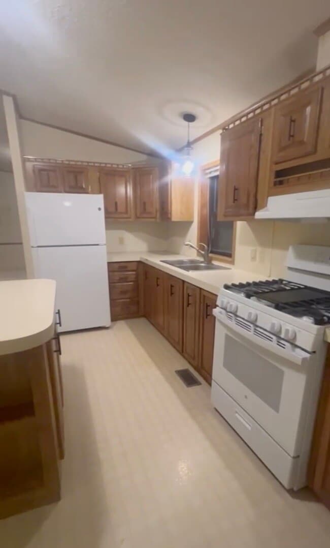 Building Photo - 23550 Primrose Ln