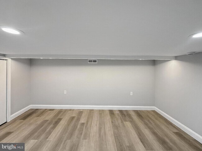 Building Photo - 733 N Linwood Ave