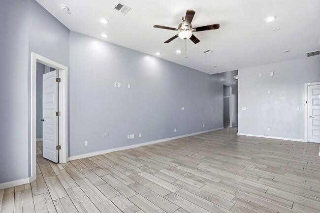 Building Photo - 13110 Emerald Isle St