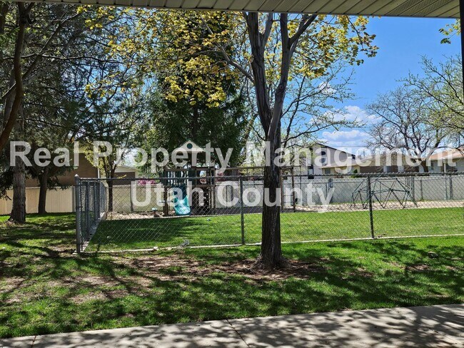 Building Photo - Townhome in Orem 3 bedroom 3.5 bathrooms