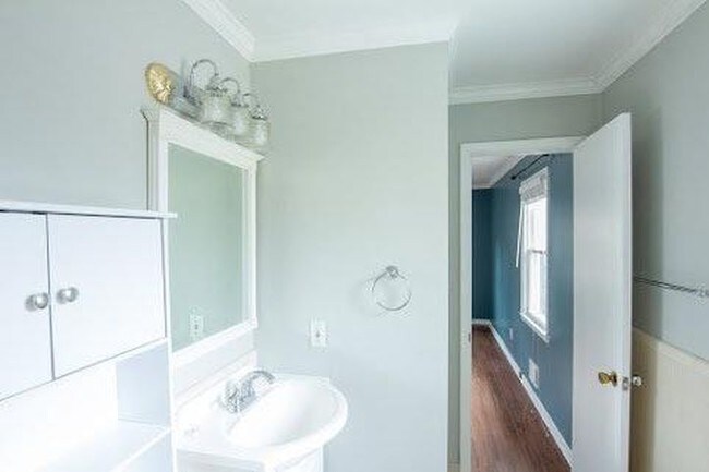 Building Photo - 205 Pinetree Dr