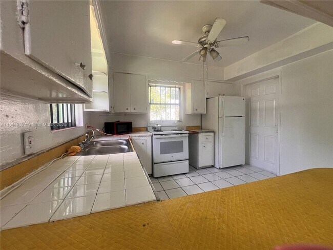 Primary Photo - 1720 NE 148th St