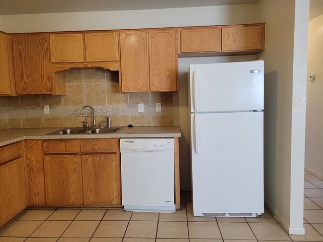 Building Photo - 404 Dale Ave