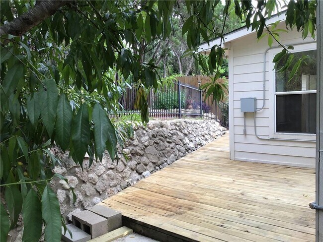 Building Photo - 400 Celery Loop