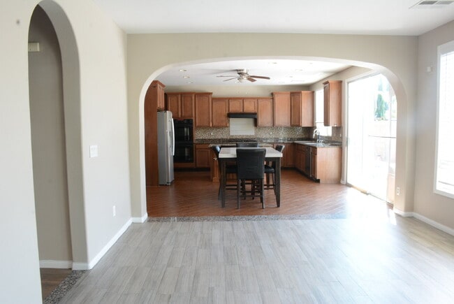 Building Photo - "Spacious 4-Bedroom Oasis with Granite Touches and Cozy Fireplace in Las Vegas!"