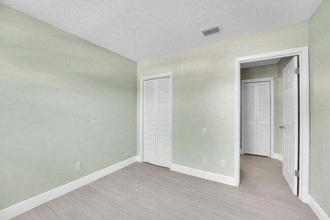 Building Photo - 154 SE Naranja Ave