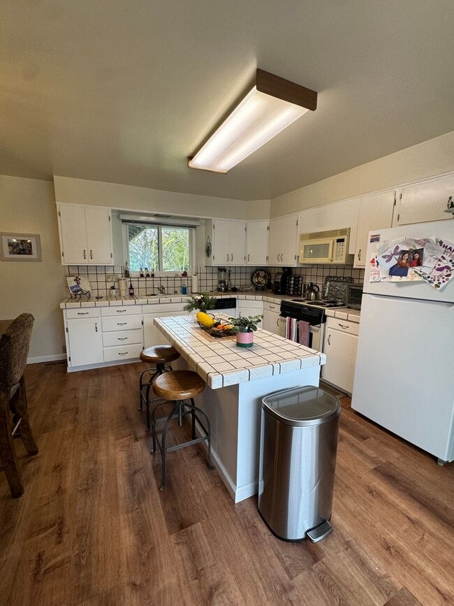 Building Photo - Single story golf course home across the street from the lake! Enjoy Lake of the Pines living!