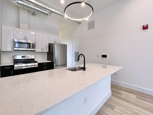 Building Photo - 375 Monmouth St