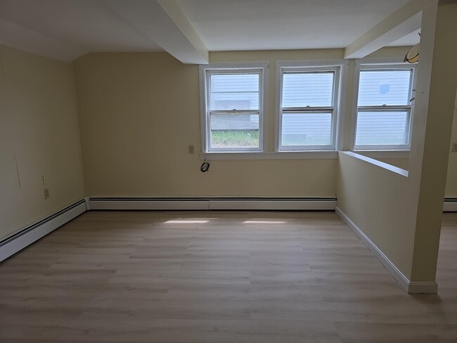 Building Photo - 165 S Main St