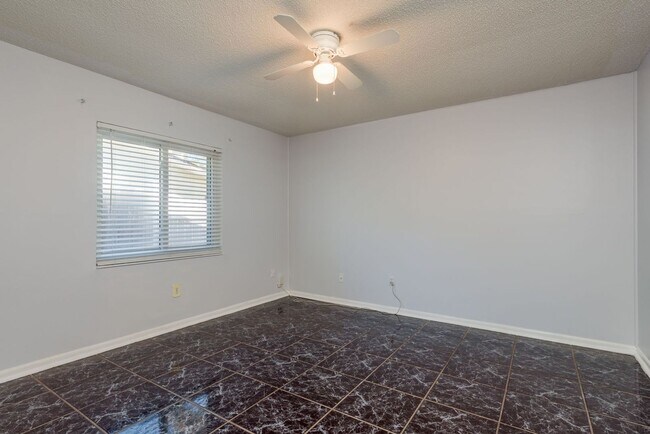 Building Photo - 4/2 Tampa Home