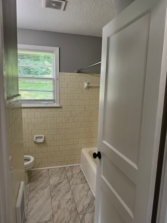 Building Photo - 512 Cottonwood Dr