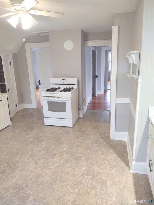 Building Photo - 158 Scofield Ave