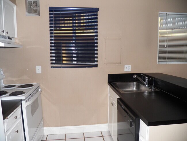 Building Photo - Southwest Portland Condo with views!