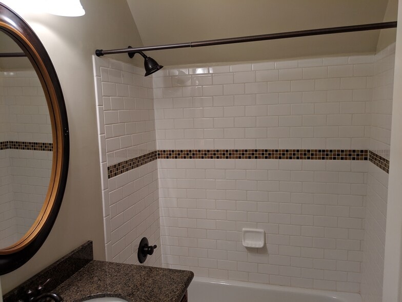 Hall Bath - 2860 Humboldt St