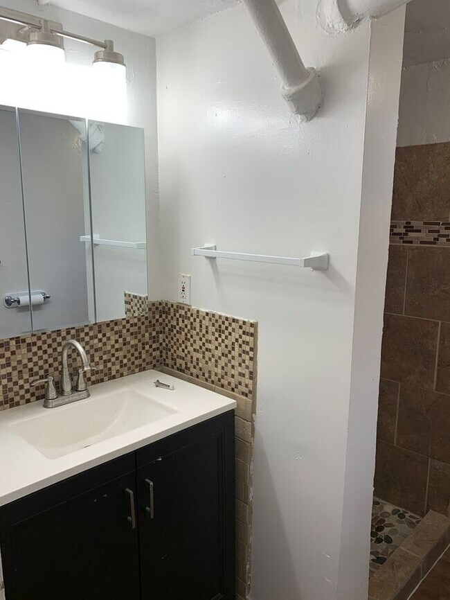 Building Photo - 1 bedroom, 1 bath Lower Level Duplex Unit ...