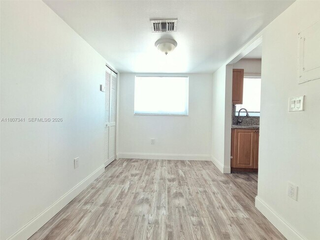 Building Photo - 2011 Bay Dr