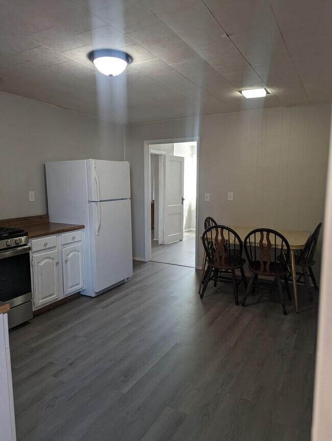 Building Photo - COMING SOON FURNISHED 2 BEDROOM UPSTAIRS A...