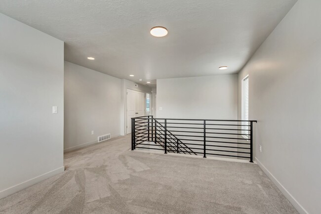 Building Photo - 4 Bedroom 3 Bathroom Home in Eagle Mountain!