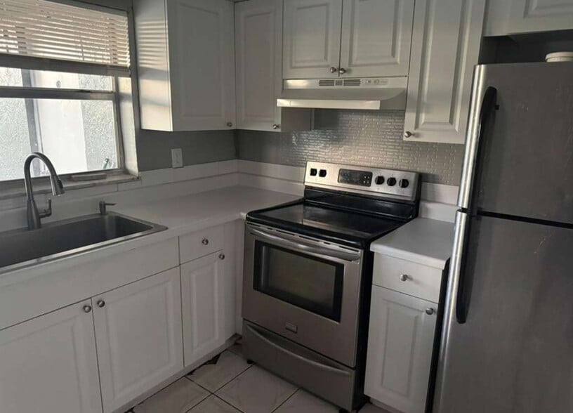 Building Photo - 5850 NW 16th Pl