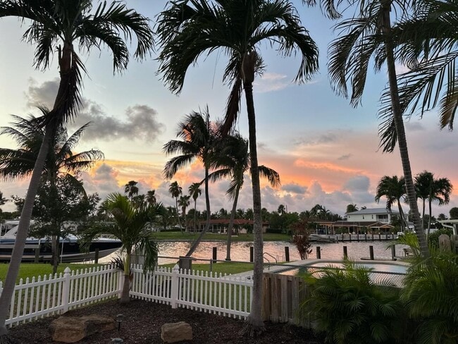 Building Photo - 999 SE 6th Terrace