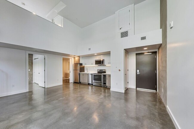 Building Photo - 2 bed/2 bath Loft with Private Patio on Ma...