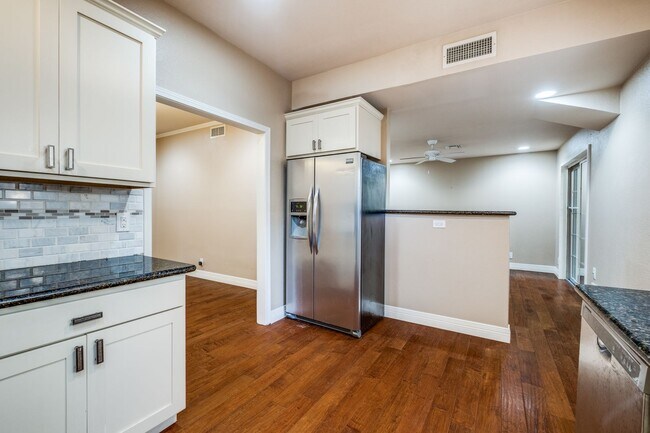 Building Photo - 3-BEDROOM TOWNHOME IN DIJON NORTH, ALAMO HEIGHTS