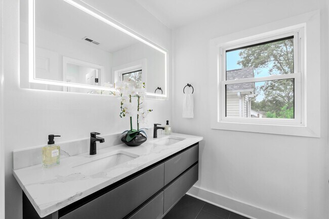 Building Photo - 28 Douglas Dr