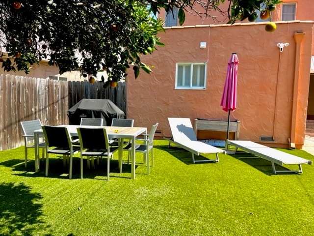 Shared Backyard - 1115 S La Peer Dr