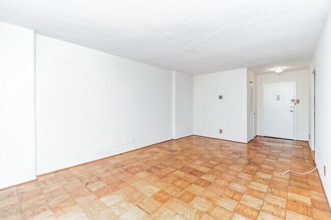 Building Photo - Bright 1BR Condo at Towne Terrace East – All Utilities Included!