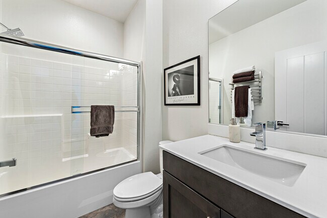 Bed 3 ensuite bath - 1651 Topanga