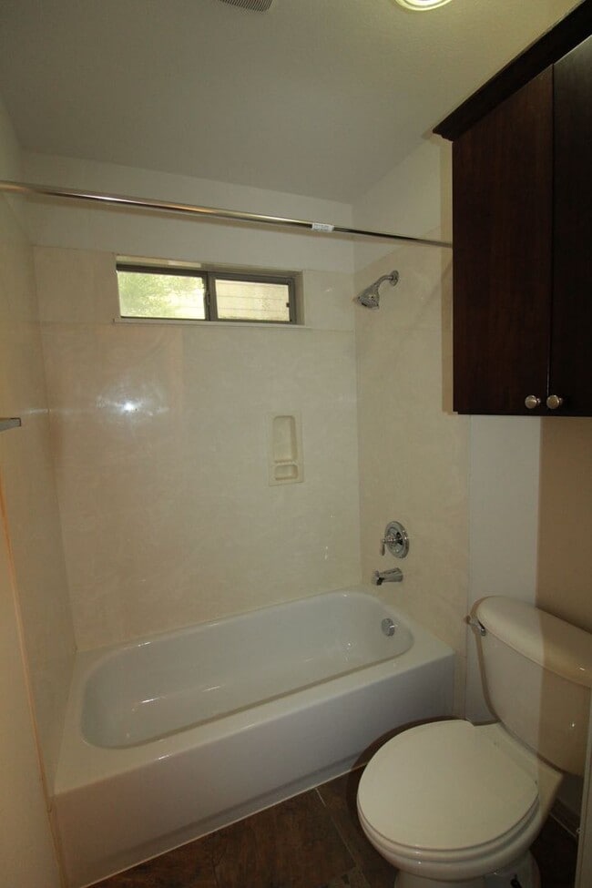Building Photo - 4Bed/2Bath House w/ detached 2 car garage