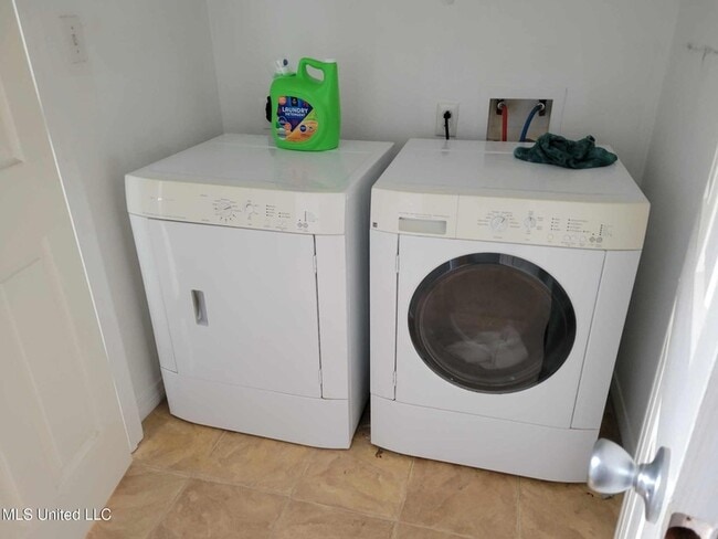 Building Photo - 265 Benachi Ave