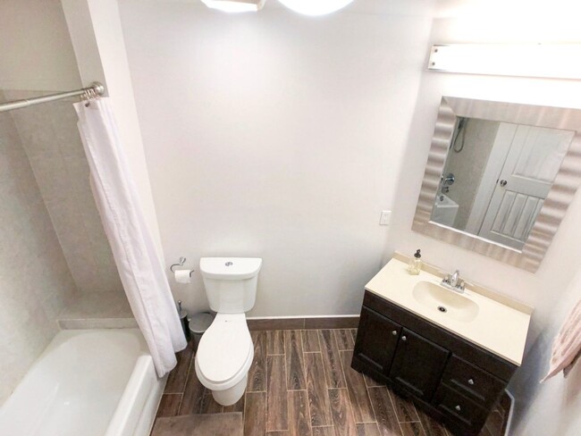 Building Photo - Beautiful Updated 2BR/2BA Condo Near Beltline