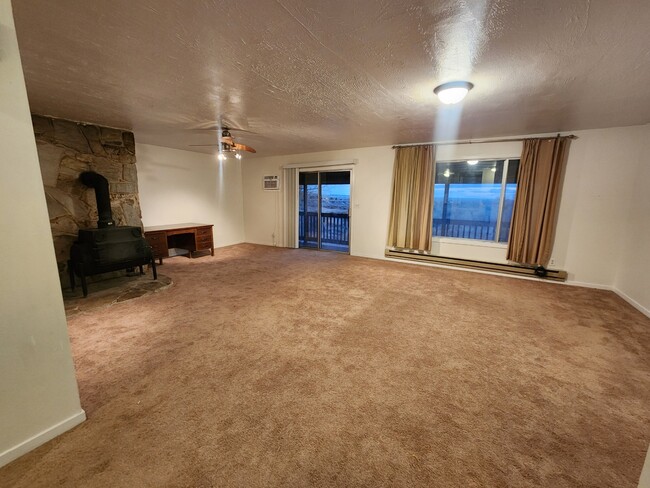 Large family room - 6318 E 4500 S