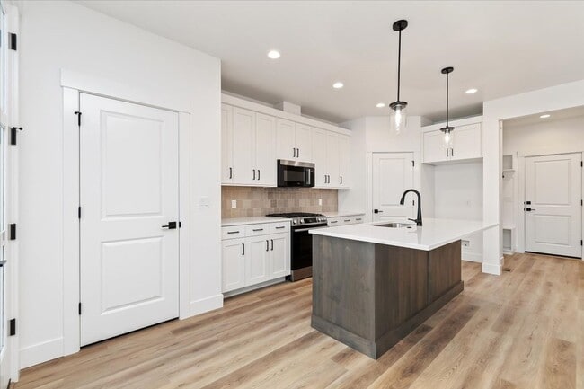 Building Photo - Brand New 3 Bed 2.5 Bath Townhouse With Many Amenities