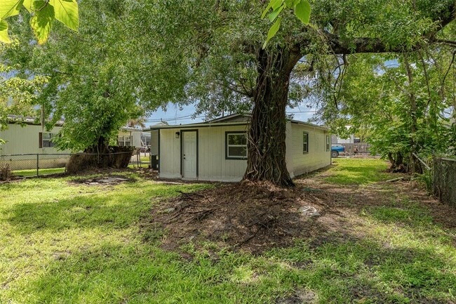 Building Photo - 833 N Suwannee Ave